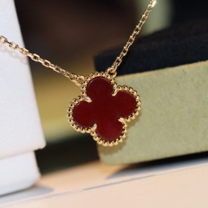 VAN CLEEF & ARPELS VINTAGE ALHAMBRA PENDANT  Sweet Alhambra RED